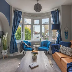  Holiday home Spacious House Sanctuary In The