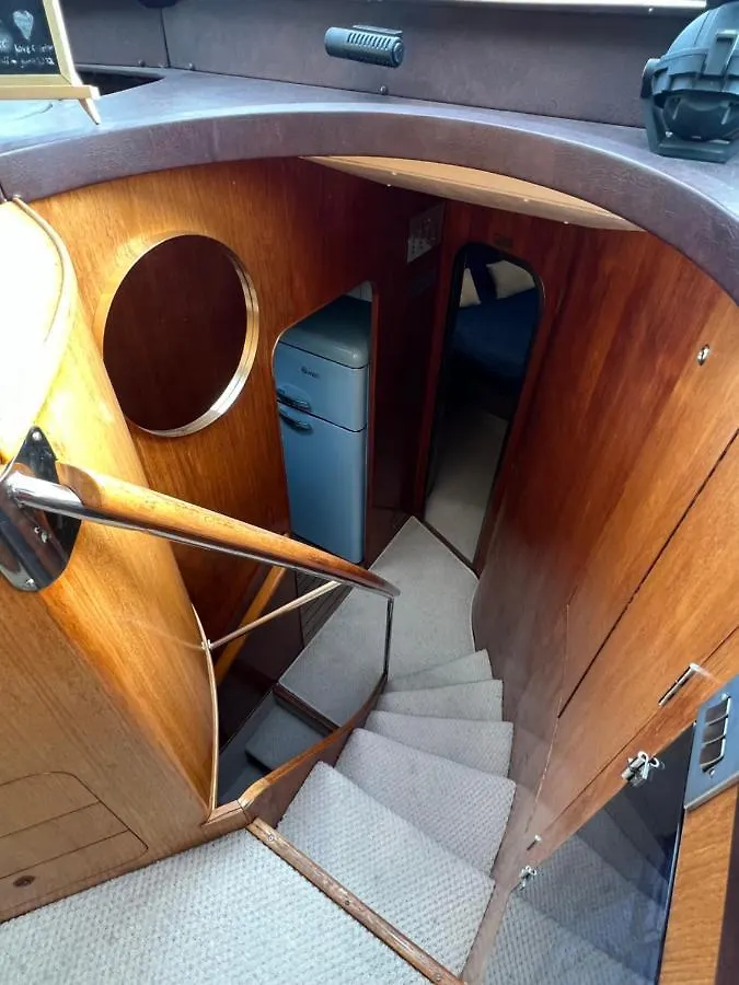 Marina Superyacht: Luxury Southampton Harbor Stay United Kingdom